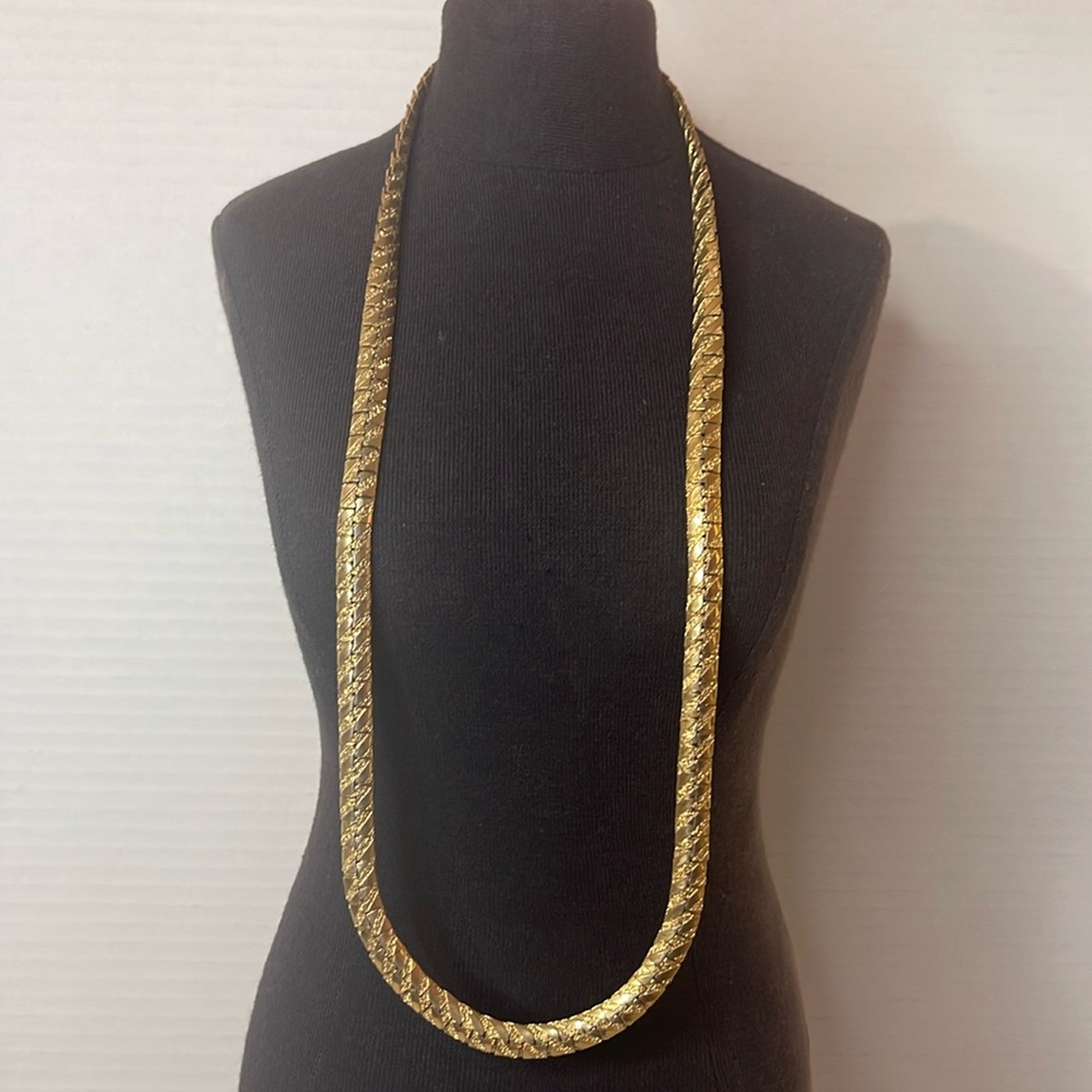 Vintage gold tone necklace
